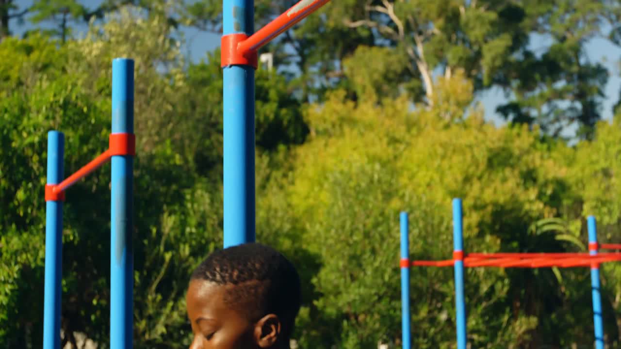 운동 후 공원에서 휴식을 취하는 여성 운동 선수 4k