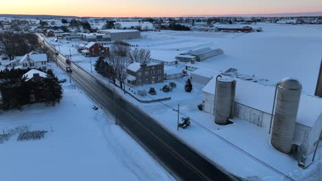 Verschneite-Winterfarm-Während-Des-Sonnenuntergangs