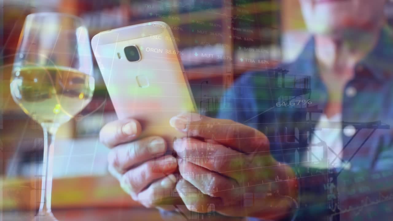 Animazione di dati del mercato azionario in elaborazione, sovrapposta a un uomo che usa uno smartphone al bar.