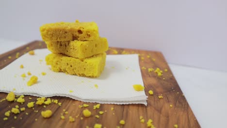 Primer-Plano-De-Mysore-Pak-O-Mysuru-Paaka,-Es-Un-Dulce-Indio-Preparado-Con-Ghee-Que-Es-Famoso-En-El-Sur-De-La-India