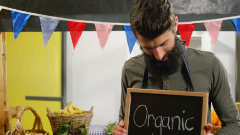 personal masculino que sostiene un cartel orgánico
