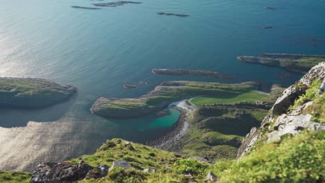 espectacular paisaje de vida silvestre en la impresionante isla de lovund en el condado de nordland, noruega