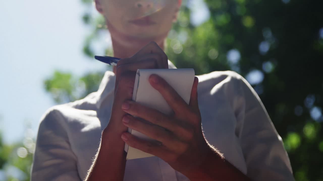 레스토랑에서 노트패드에 글을 쓰는 웨이트리스의 중간 섹션