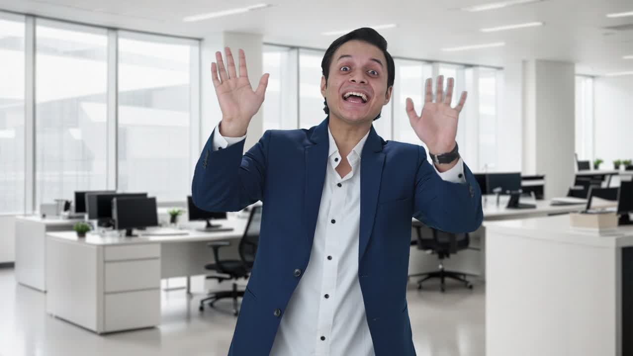 Uomo d'affari indiano felice che saluta