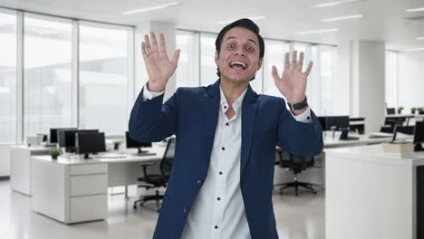 un hombre de negocios indio feliz saludando