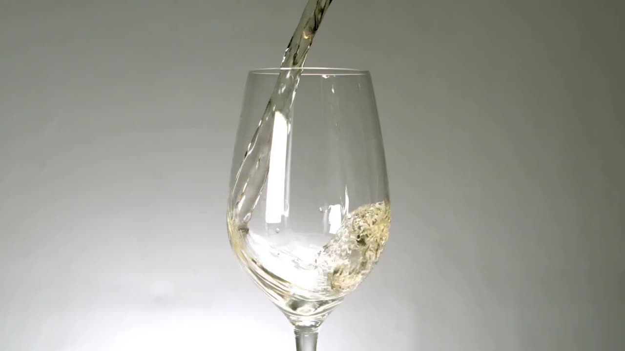 vinho branco a ser derramado num copo de vinho