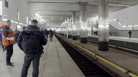 plataforma de la estación de metro