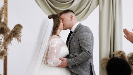 pareja en el altar