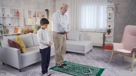 Muslimischer-Vater-Und-Sohn-Beten-Zu-Hause.