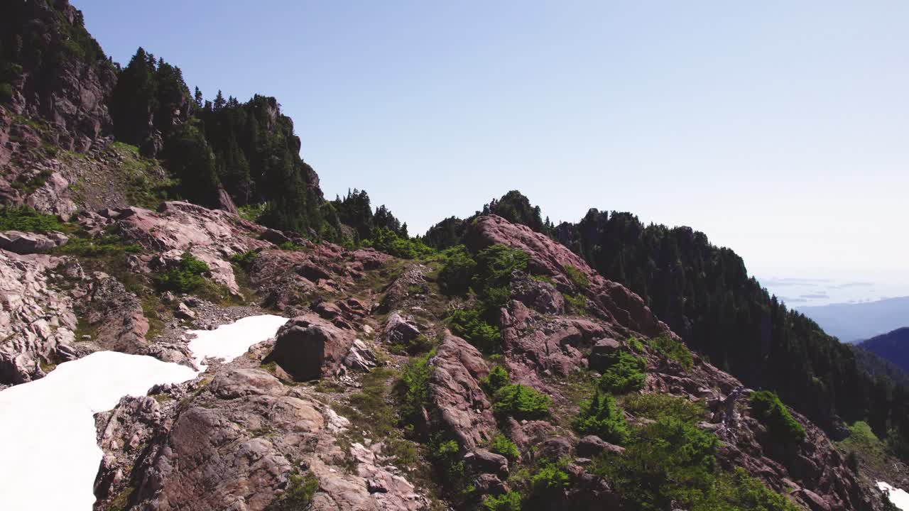 정상 회담에서 등산객 주변의 공중 파리 회전 - mackenzie range, vancouver island, bc, canada