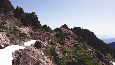 rotación de moscas aéreas alrededor de un excursionista en la cumbre - cordillera mackenzie, isla de vancouver, bc, canadá
