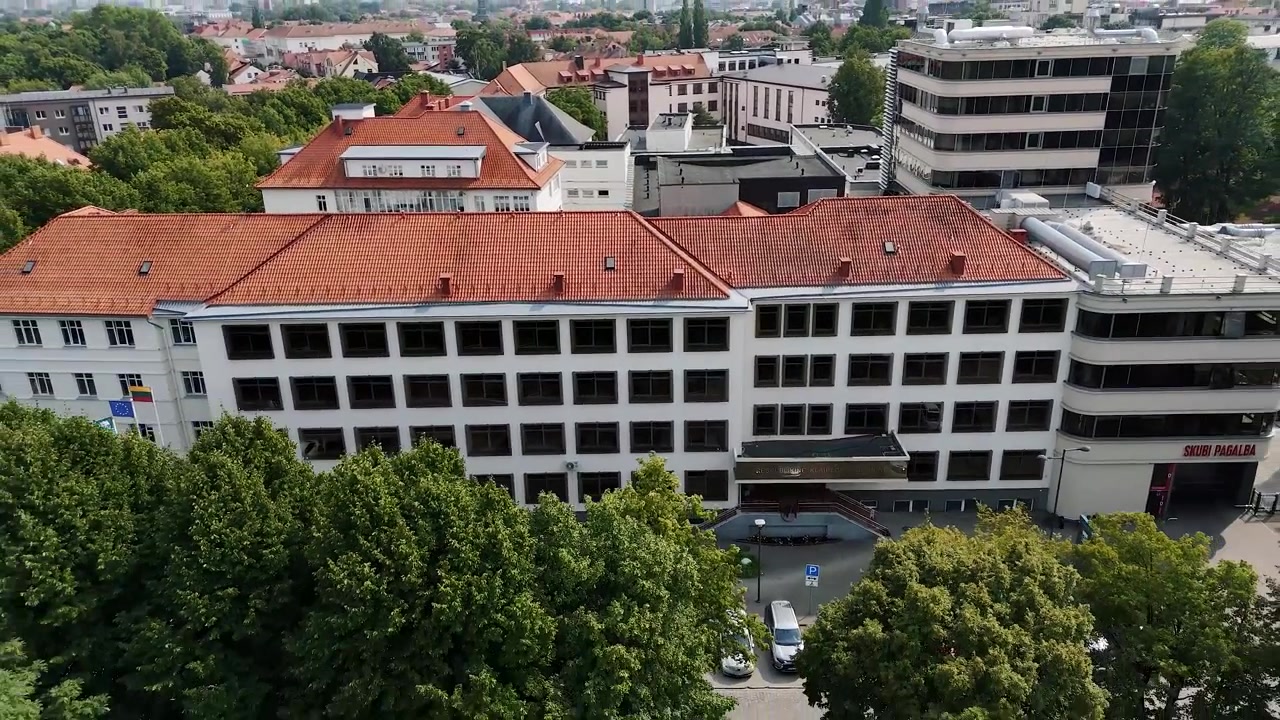 Complesso ospedaliero Republikinė Klaipėdos Ligoninė con tetto in tegole rosse, alberi e cortile, visto in un sorvolo diurno con drone