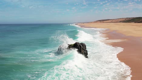 Olas-Rompiendo-En-Roca-En-Portugal-En-Cámara-Lenta,-60fps