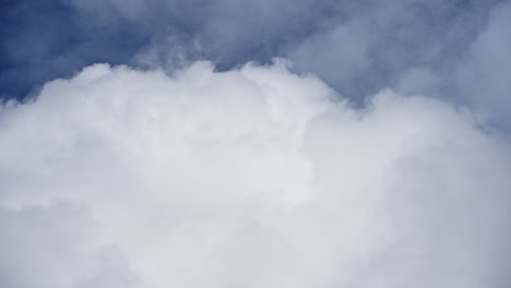vasta extensión de nubes blancas ondulantes contra un cielo azul, capturado en un time-lapse