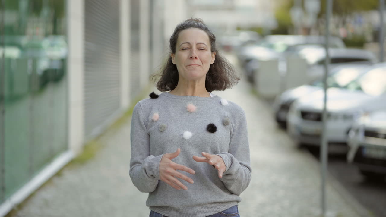 유쾌한 중년 기자가 카메라와 대화하고 있습니다.