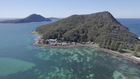 Tomaree-Lodge-En-La-Montaña-Tomaree-Con-El-Monte-Yacaaba---Caminar-Por-La-Cumbre-De-Tomaree-Head-En-Nsw,-Australia