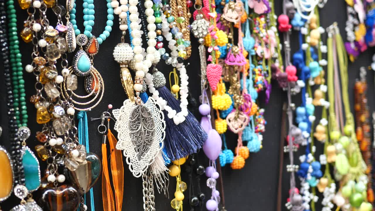 colección colorida y diversa de joyas hechas a mano