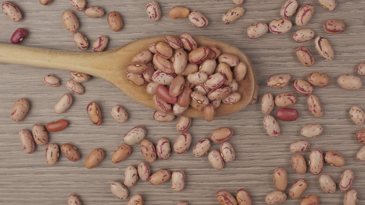 나무 숟가락에 빨간 볼로티 콩 콩과 식물, 지중해 식단 건강 영양