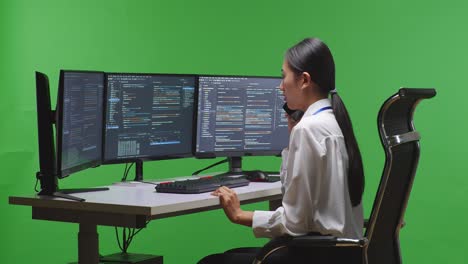 일하는 프로그래머 여성