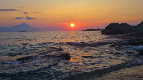 Puesta-De-Sol-Mágica-Sobre-El-Mar-Mediterráneo-Y-La-Playa-Con-Arena-Y-Rocas.