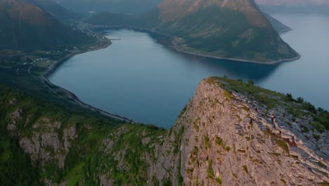 Cresta-De-Montaña-Rocosa-Y-Fiordo-En-Strytinden,-Noruega---Toma-Aérea