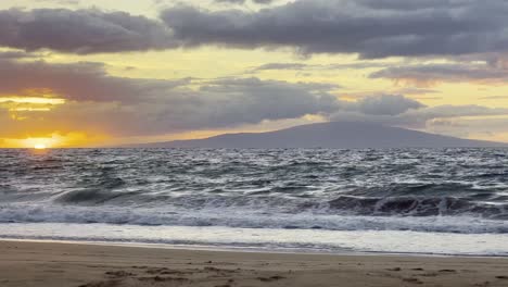 Amplia-Toma-Cinematográfica-De-La-Puesta-De-Sol-Sobre-El-Horizonte-Junto-A-La-Isla-Privada-De-Lanai-Frente-A-La-Costa-De-Wailea-Beach-En-El-Sur-De-Maui,-Hawaii.