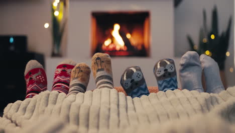 navidad, calcetines y familia junto a la chimenea