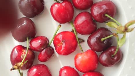 las cerezas frescas