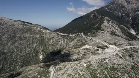 video de drones sobre el paso de montaña llogara en sh8, albania