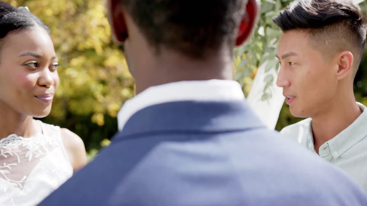 슬로우 모션으로  ⁇ 니 가든에서 행복한 아프리카계 미국인 부부의 결혼식을 올리는 두 인종의 남성