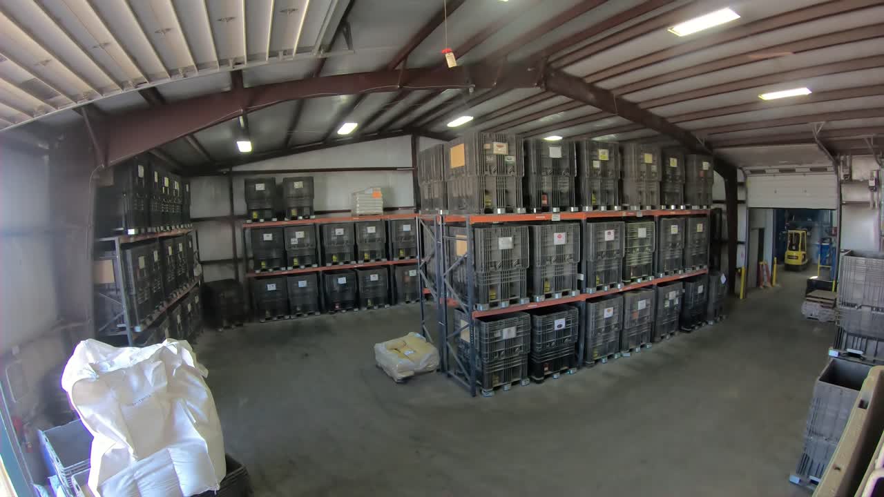 lapso de tiempo de un camión elevador que mueve semillas para cumplir con los pedidos en un almacén de una agroindustria que vende y exporta semillas cubiertas