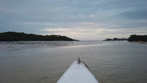 clip en cámara lenta de un kayak en una laguna en méxico