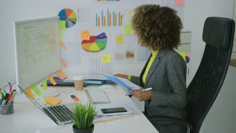 Concentrated-woman-watching-computer-in-office