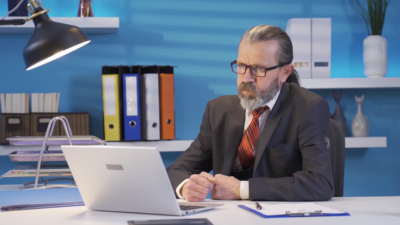 hombre de negocios maduro trabajando en una computadora portátil sintiéndose frustrado y decepcionado.