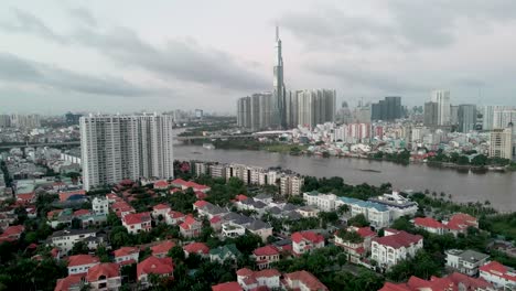 grúa aérea del centro de la ciudad con río, edificios altos y rascacielos