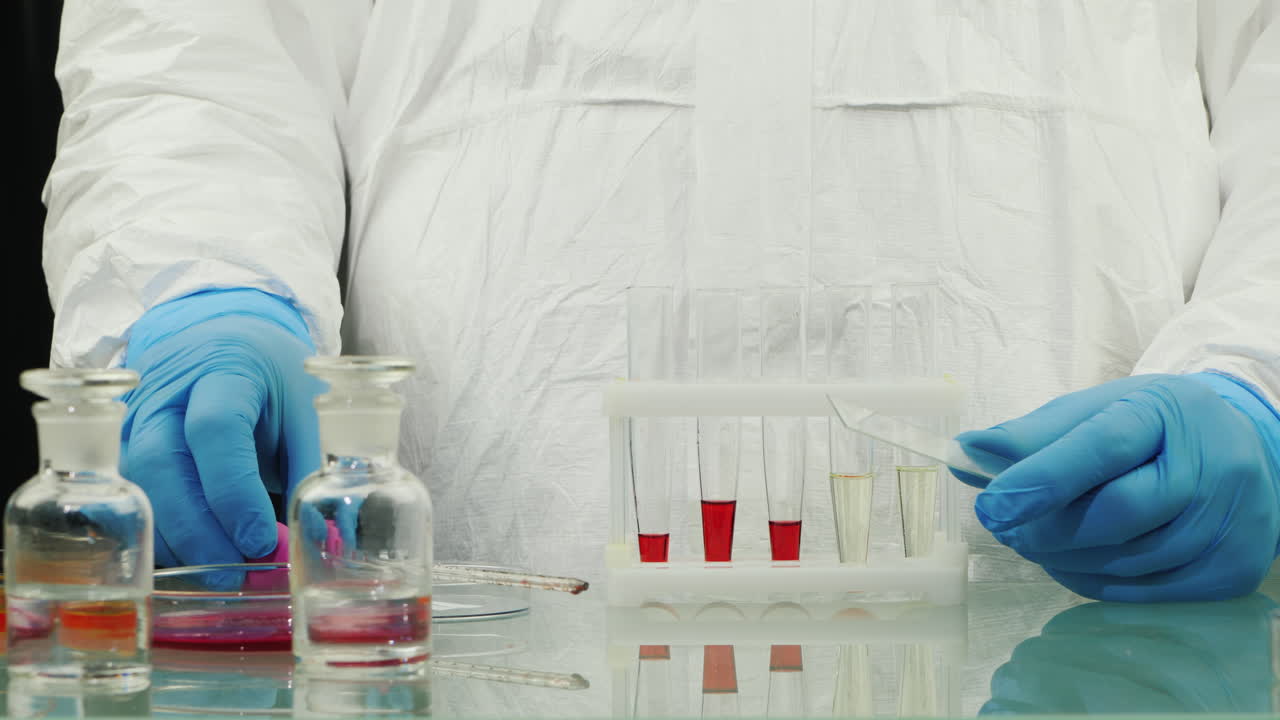 técnico gota de sangre en el tubo de ensayo 6