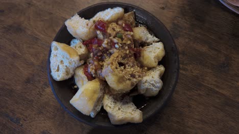 tahu gejrot, un tofu frito indonesio en salsa picante dulce de cirebon, una ciudad portuaria en java occidental, indonesia