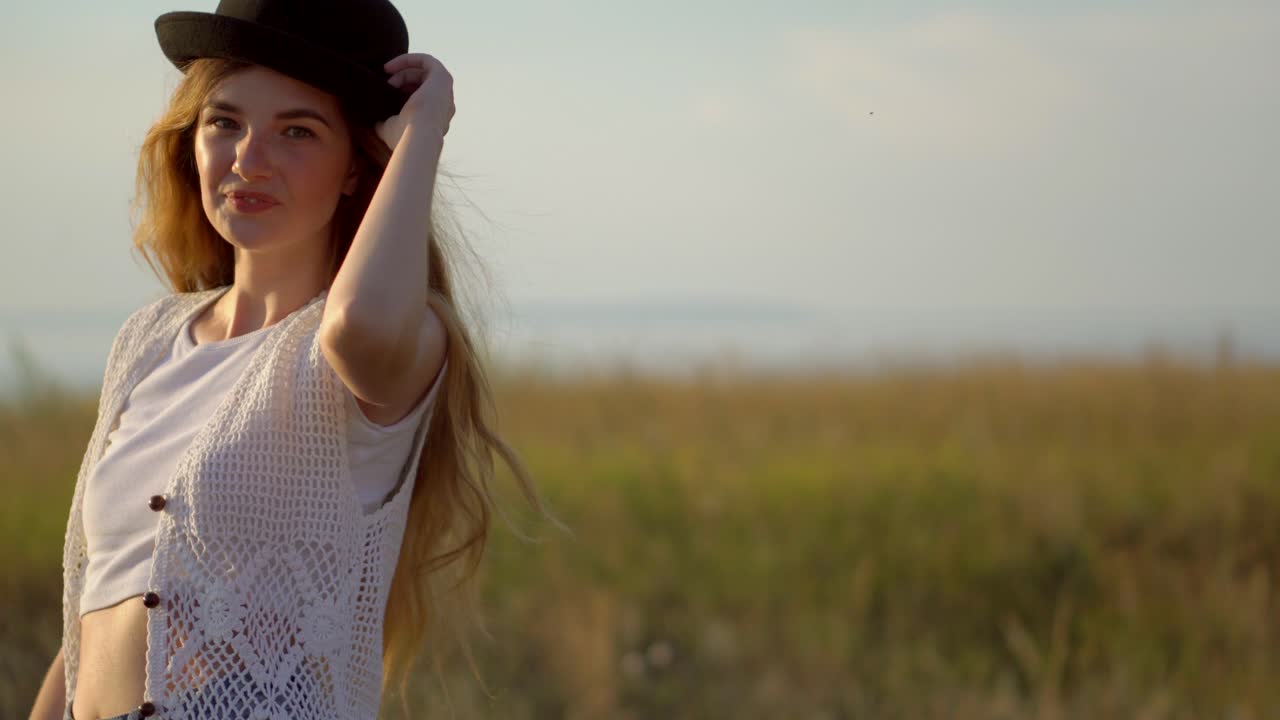 mujer caminando en un campo al atardecer