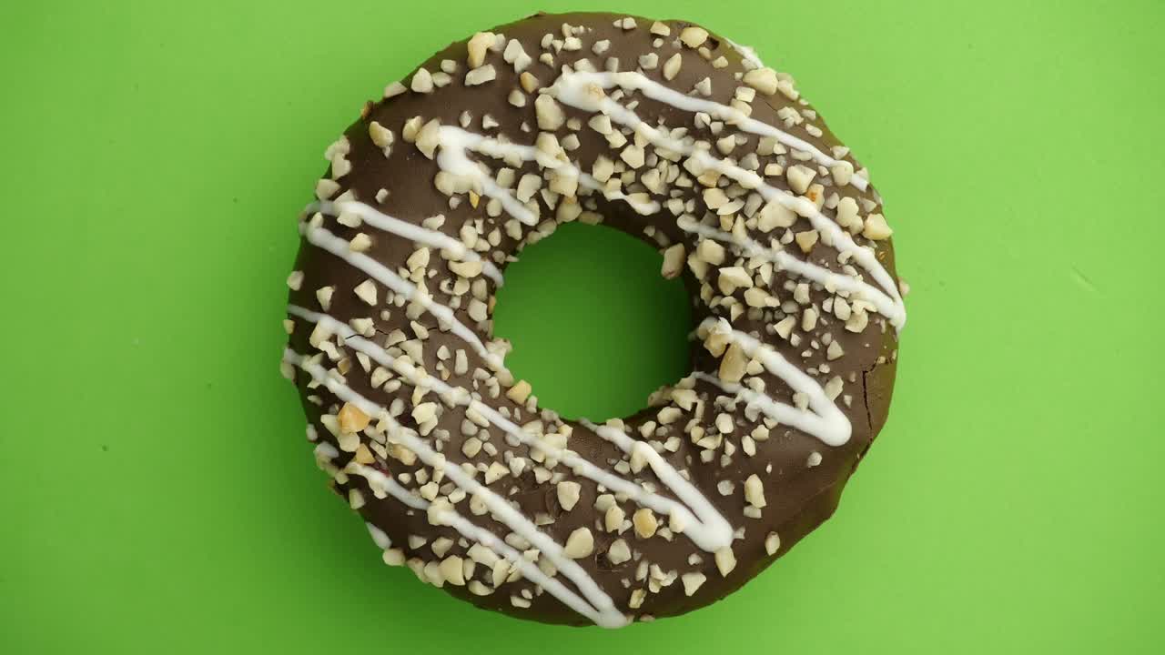 el donut glazado de primer plano.