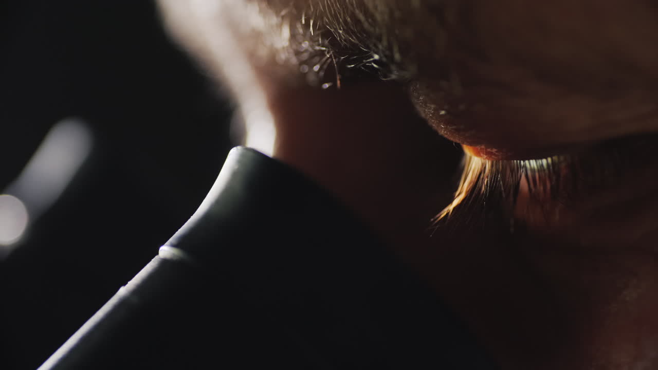 남성 연구실 기술자가 현미경의 접안렌즈를 들여다본다 2