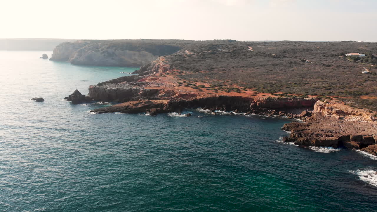 RIPRESA AEREA: Formazioni rocciose e acqua in movimento in Algarve, Portogallo.