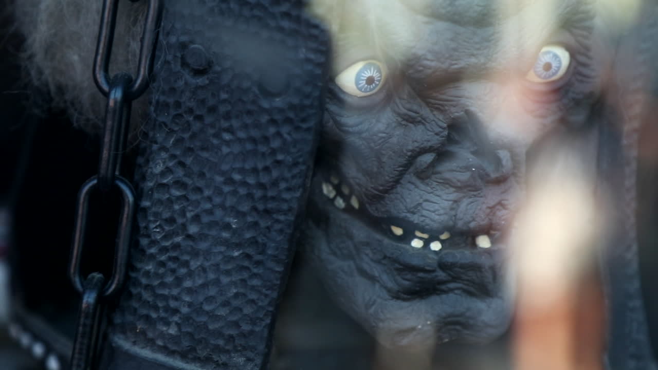 창문을 통해 엿보는 으스스한 할로윈 몬스터 마스크