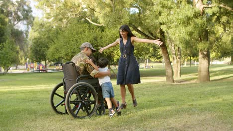 Glückliche-Kinder-Und-Ihre-Mutter-Rennen-Zu-Einem-Behinderten-Militärvater