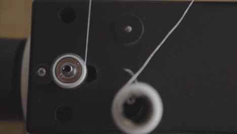 hilo material máquina de coser ruedas spinning primer plano