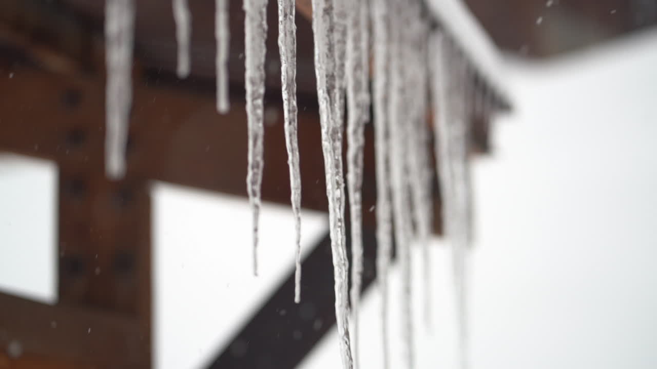 추운 겨울날 경사진 지붕에 있는 얼음 댐, 닫고, 선택적인 초점