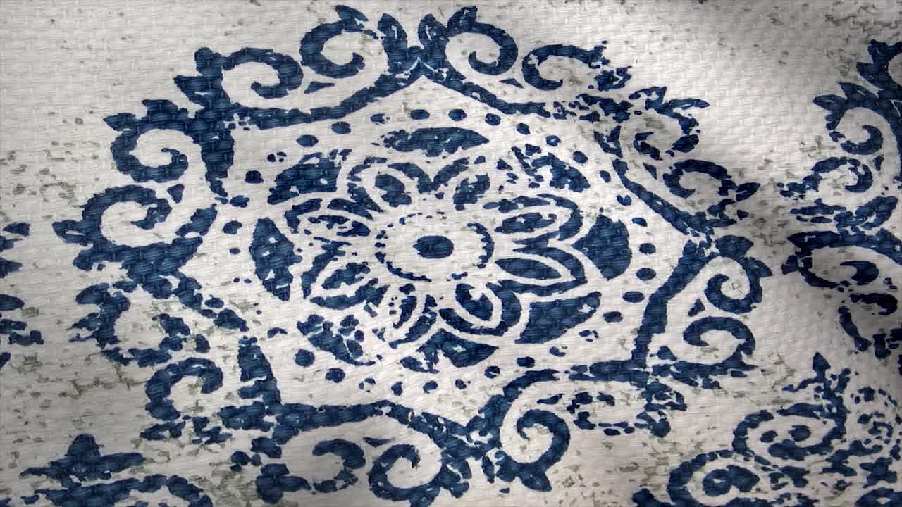 tela decorativa con patrón floral azul y blanco