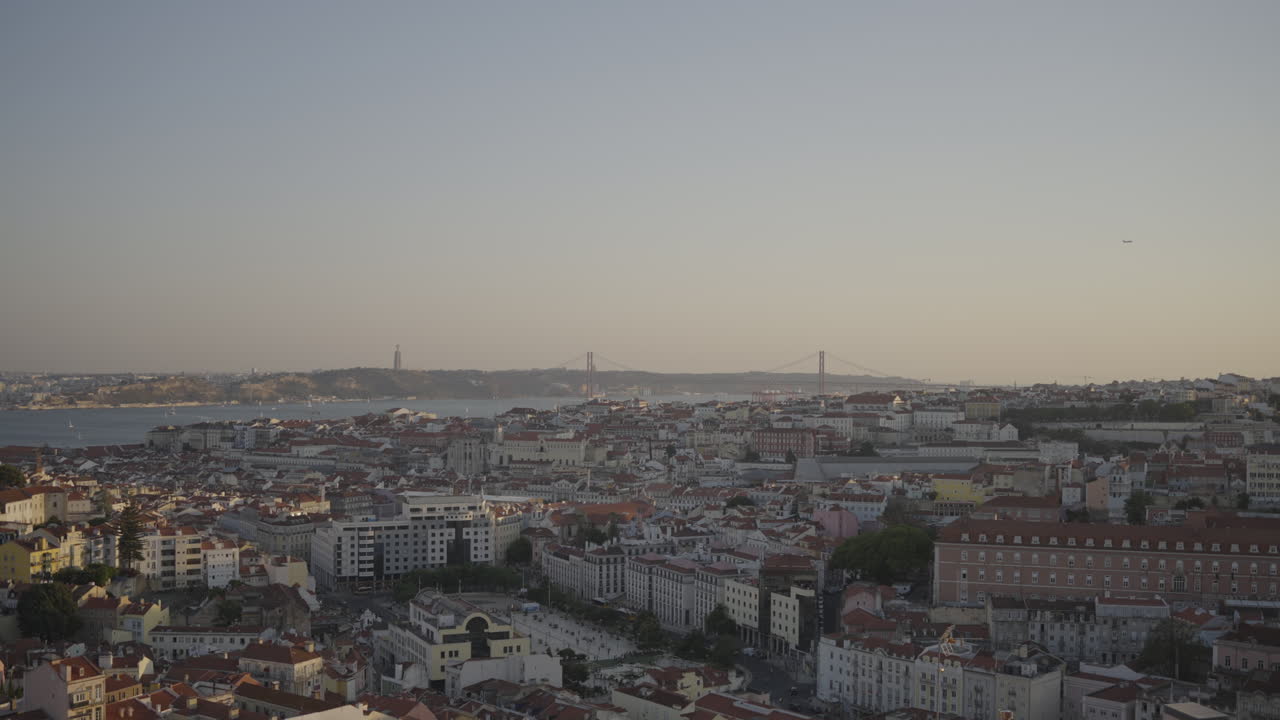 Skyline di Lisbona al tramonto