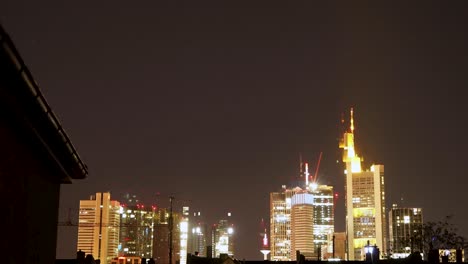 Vista-Crepuscular-Del-Horizonte-De-Frankfurt-Con-Edificios-Iluminados,-Timelapse