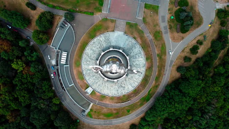 hermoso ángulo superior aéreo en la estatua de la patria en el parque de kiev cerca del museo de la segunda guerra mundial