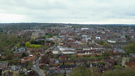 vuelo de winchester sobre la ciudad hacia la catedral